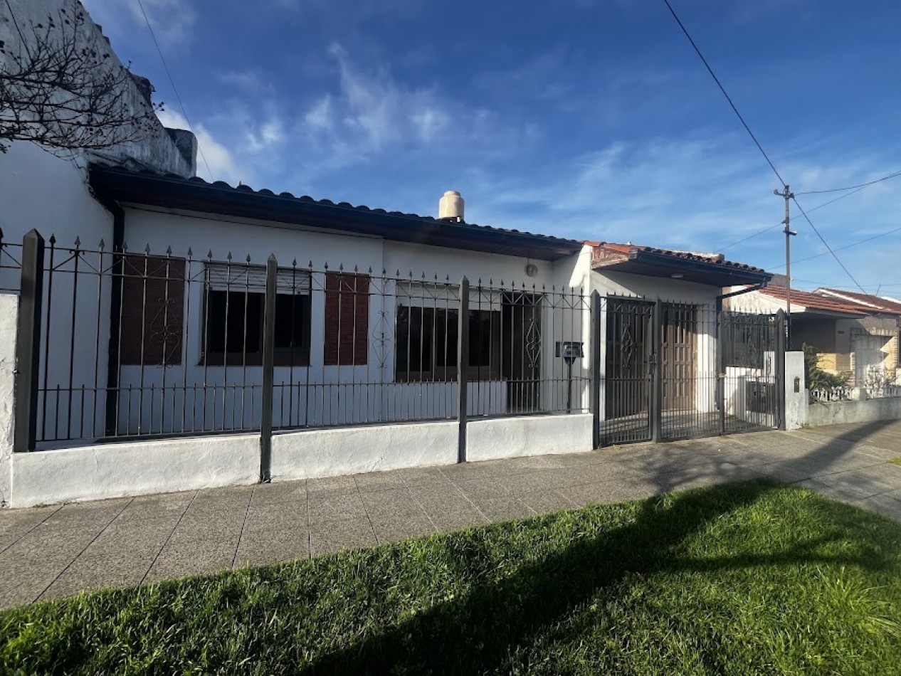 CASA DE TRES AMBIENTES CON PARQUE-QUINCHO -GARAGE