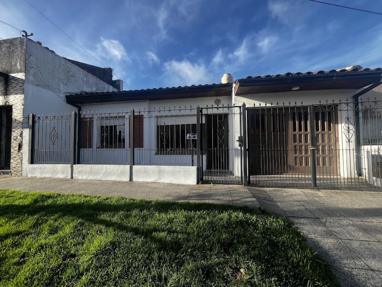 CASA DE TRES AMBIENTES CON PARQUE-QUINCHO -GARAGE