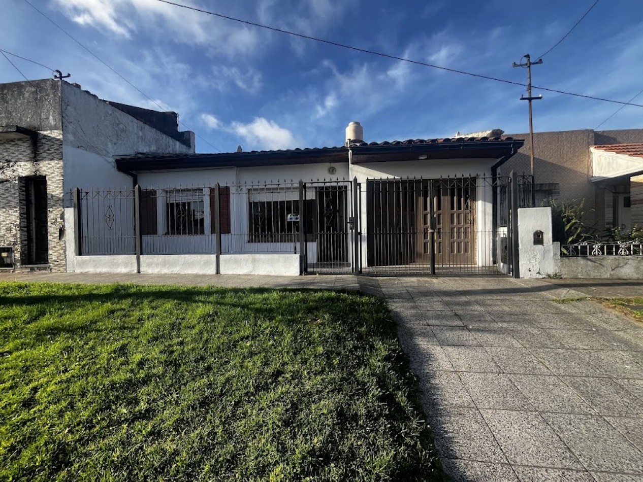 CASA DE TRES AMBIENTES CON PARQUE-QUINCHO -GARAGE