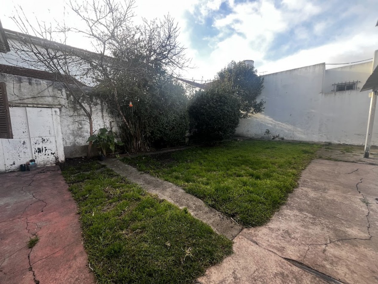 CASA DE TRES AMBIENTES CON PARQUE-QUINCHO -GARAGE