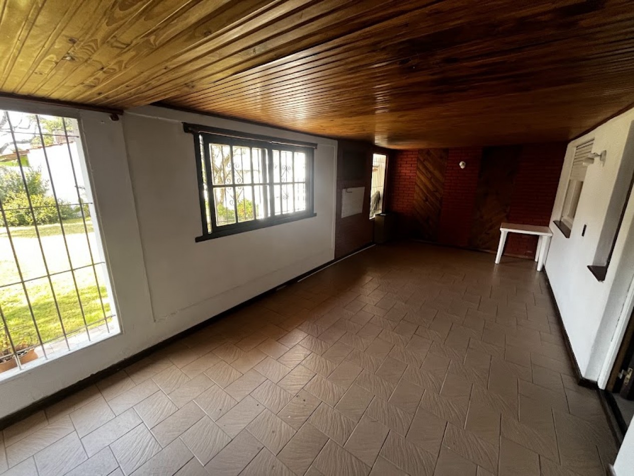 CHALET EN ALQUILER POR 24 MESES 3 AMB. PARQUE-QUINCHO -COCHERA -PARQUE LURO