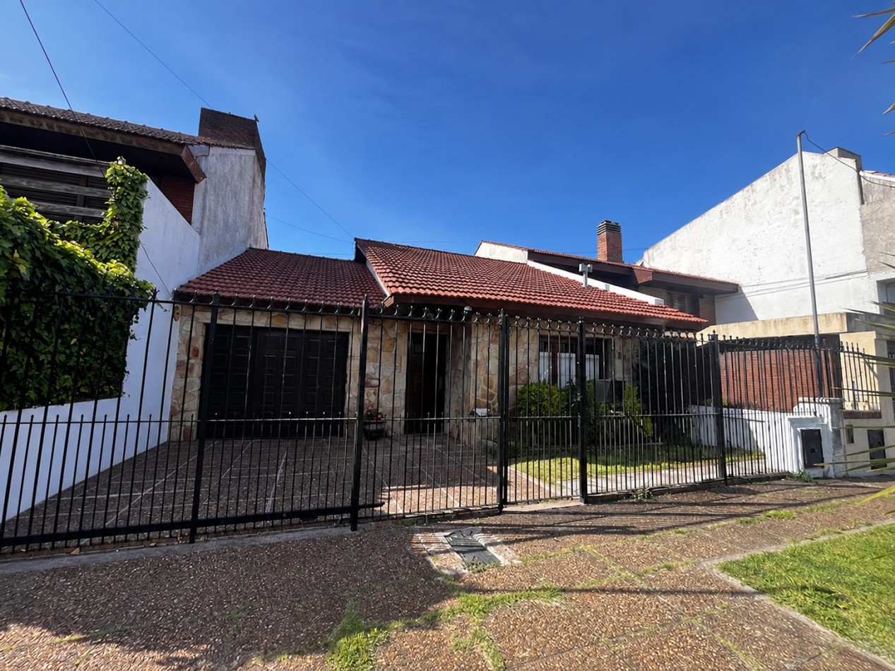 CHALET EN ALQUILER POR 24 MESES 3 AMB. PARQUE-QUINCHO -COCHERA -PARQUE LURO
