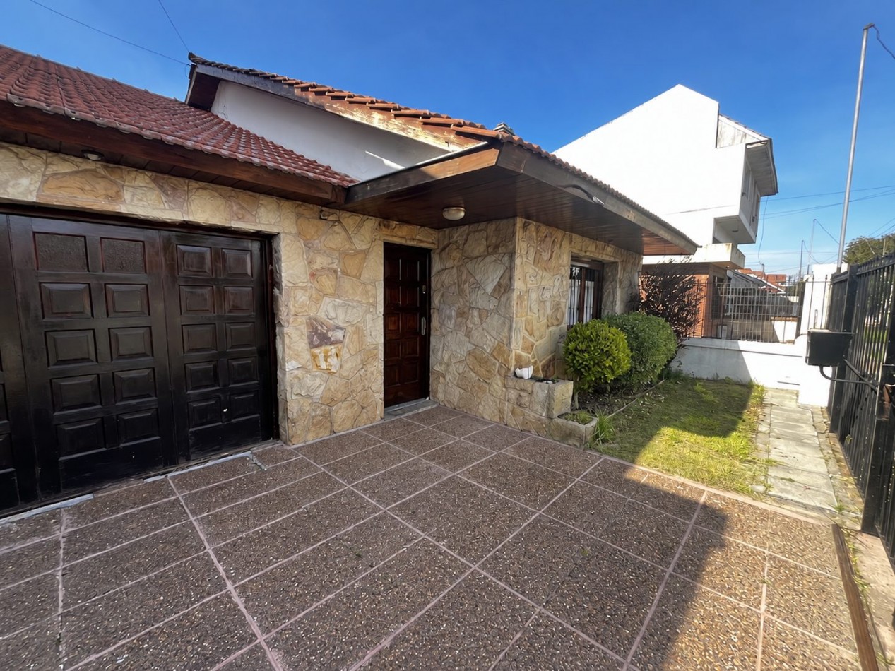 CHALET EN ALQUILER POR 24 MESES 3 AMB. PARQUE-QUINCHO -COCHERA -PARQUE LURO