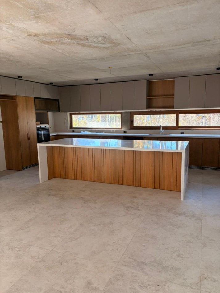 CASA 7 AMBIENTES DE DISEÑO EN PINAMAR NORTE ENTRE EL BOSQUE Y EL MAR