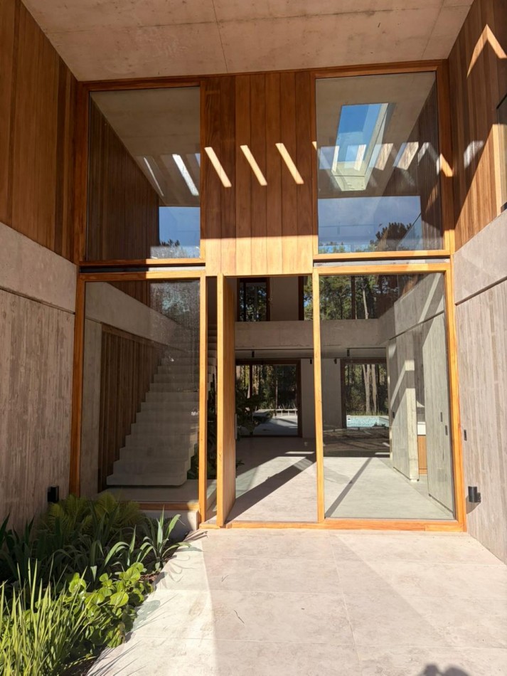 CASA 7 AMBIENTES DE DISEÑO EN PINAMAR NORTE ENTRE EL BOSQUE Y EL MAR