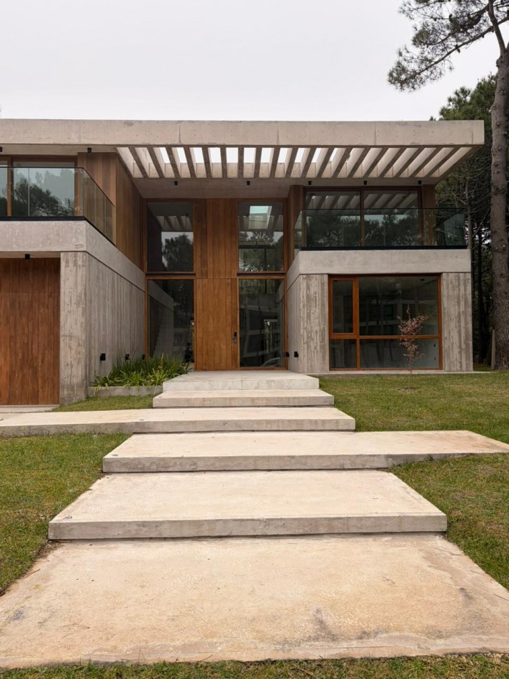 CASA 7 AMBIENTES DE DISEÑO EN PINAMAR NORTE ENTRE EL BOSQUE Y EL MAR
