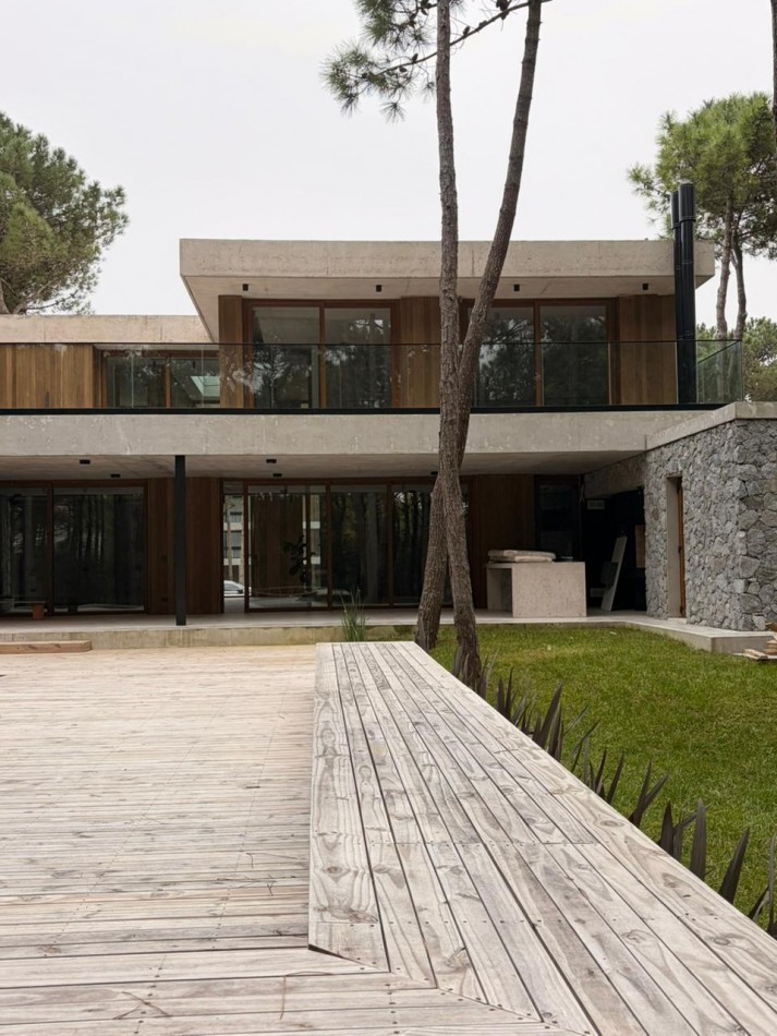 CASA 7 AMBIENTES DE DISEÑO EN PINAMAR NORTE ENTRE EL BOSQUE Y EL MAR