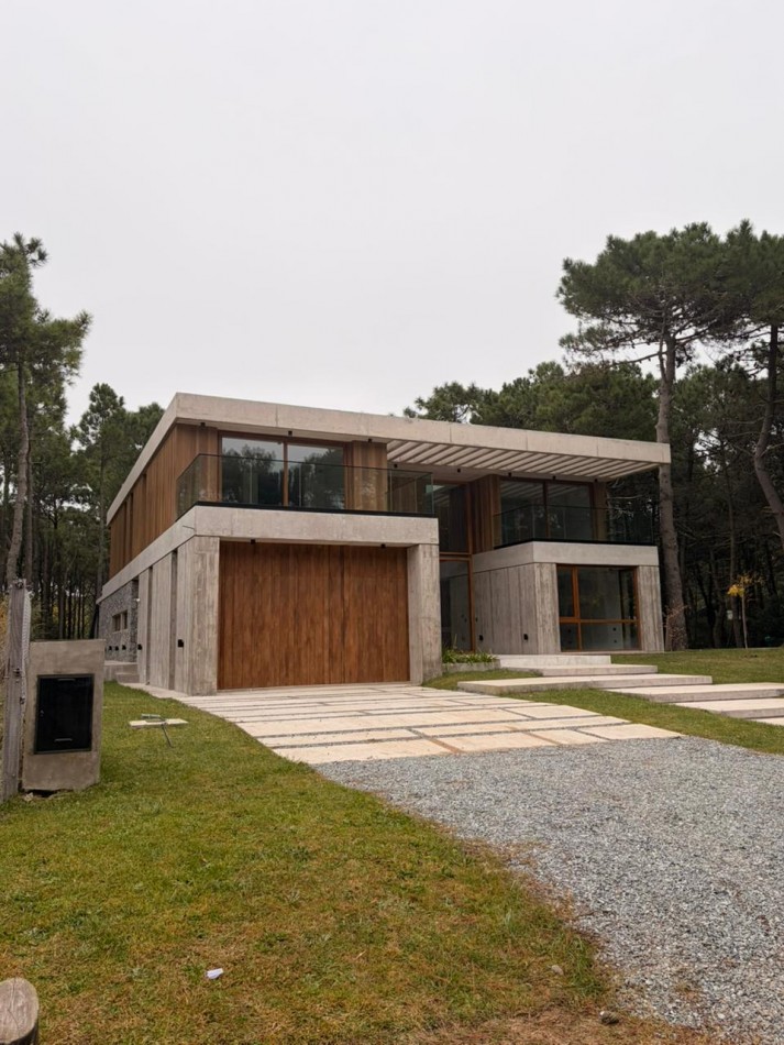 CASA 7 AMBIENTES DE DISEÑO EN PINAMAR NORTE ENTRE EL BOSQUE Y EL MAR