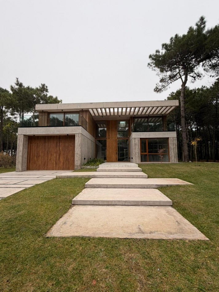 CASA 7 AMBIENTES DE DISEÑO EN PINAMAR NORTE ENTRE EL BOSQUE Y EL MAR