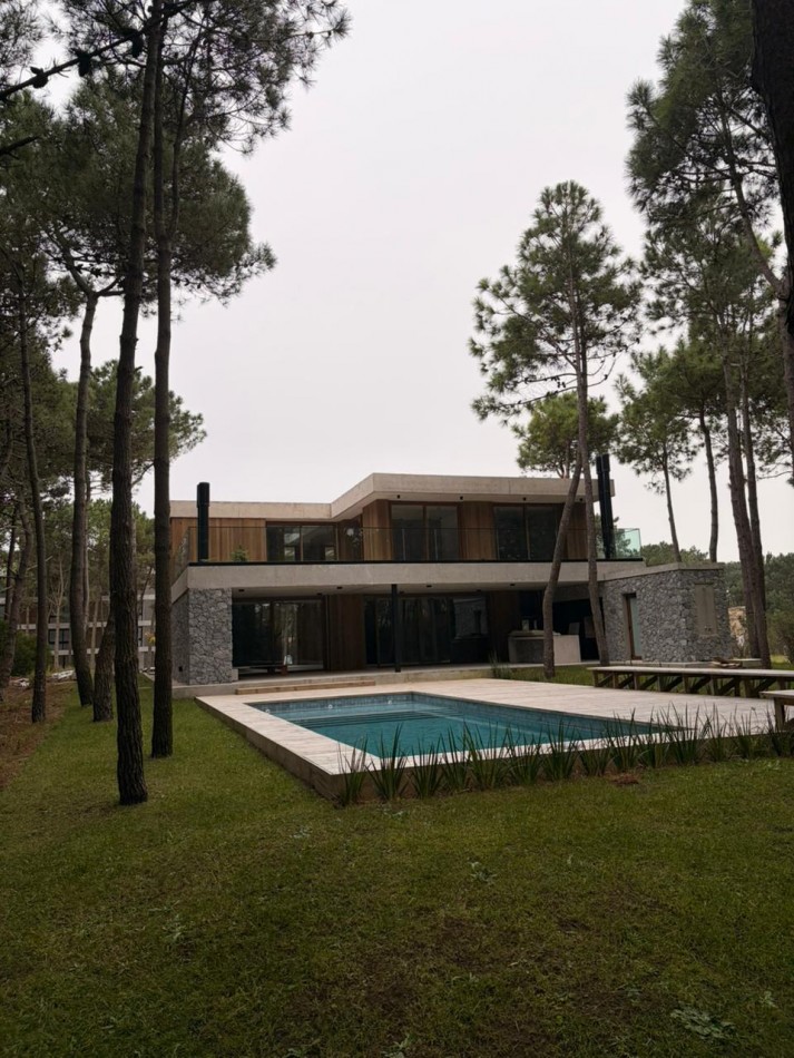 CASA 7 AMBIENTES DE DISEÑO EN PINAMAR NORTE ENTRE EL BOSQUE Y EL MAR