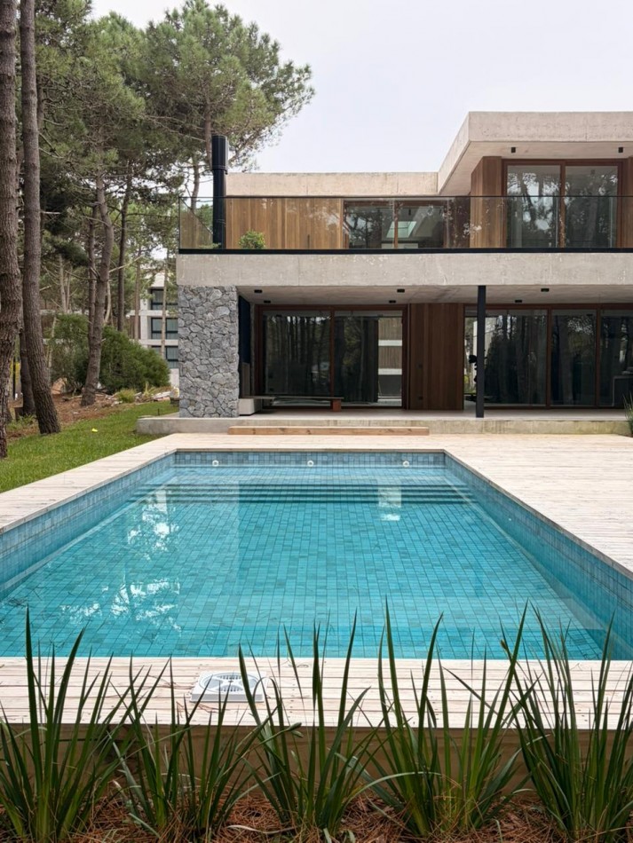 CASA 7 AMBIENTES DE DISEÑO EN PINAMAR NORTE ENTRE EL BOSQUE Y EL MAR