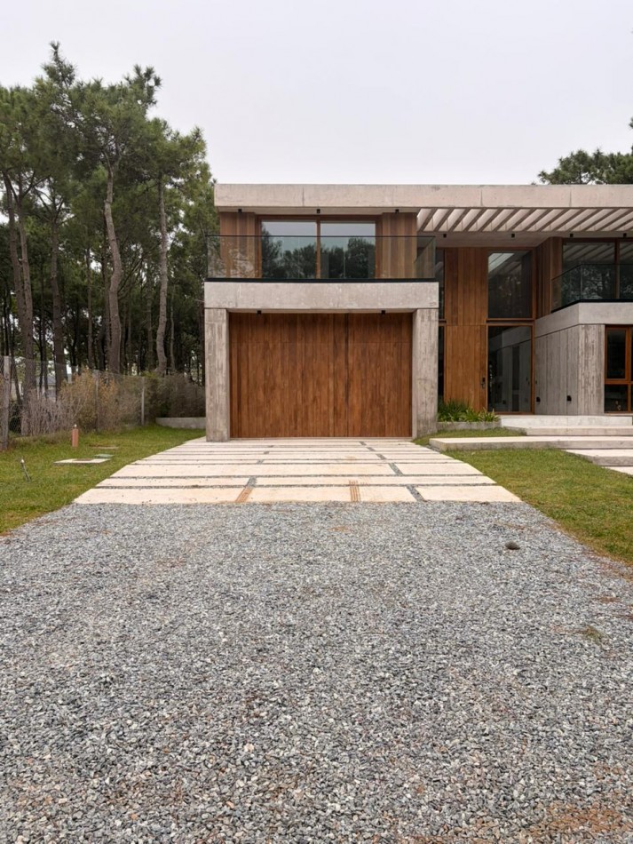 CASA 7 AMBIENTES DE DISEÑO EN PINAMAR NORTE ENTRE EL BOSQUE Y EL MAR