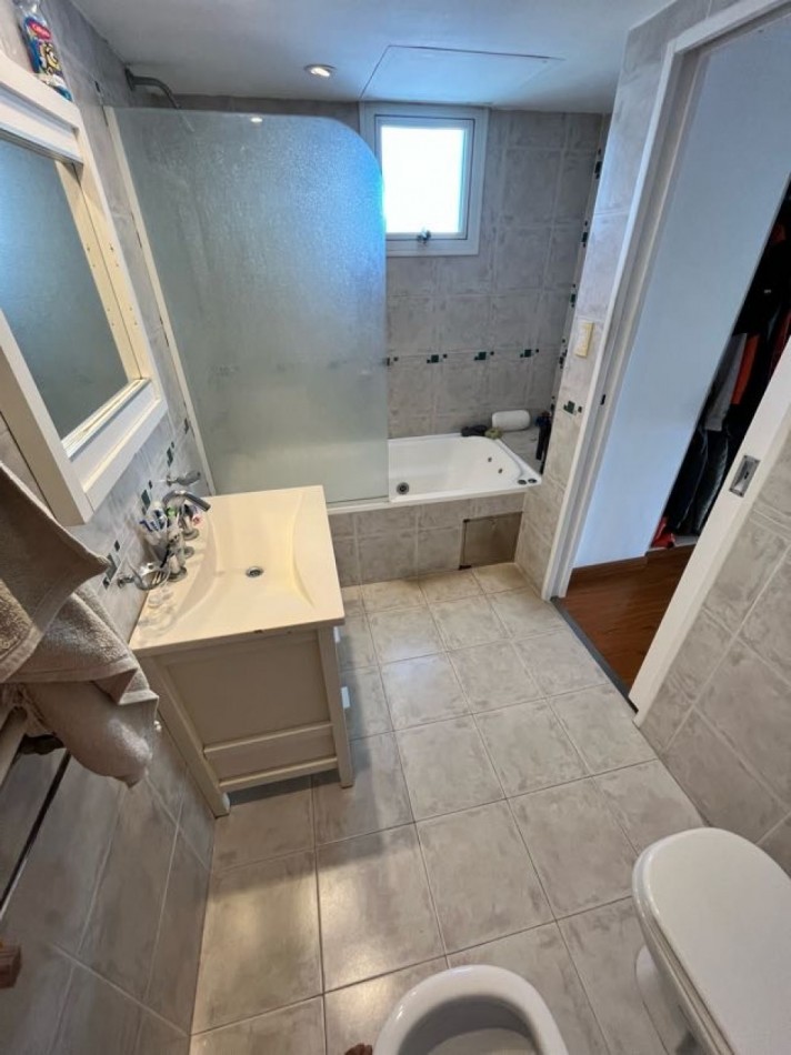 CHALET DE CATEGORIA 5 AMBIENTES CON PARQUE, PISCINA CLIMATIZADA Y TERRAZA - BARRIO CONSTITUCION