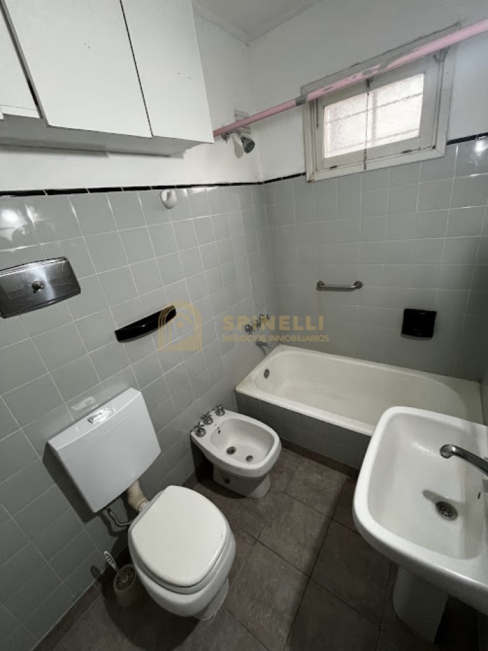 Alquiler 24 meses | Amplio departamento de 3 ambientes con gran balcon al frente-CHAUVIN