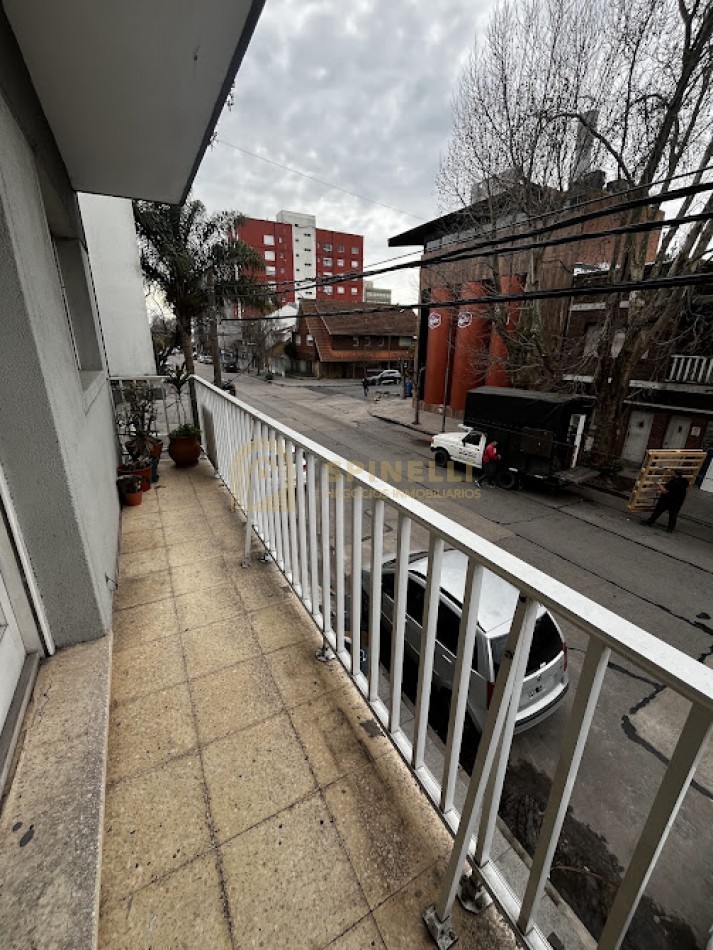 Alquiler 24 meses | Amplio departamento de 3 ambientes con gran balcon al frente-CHAUVIN