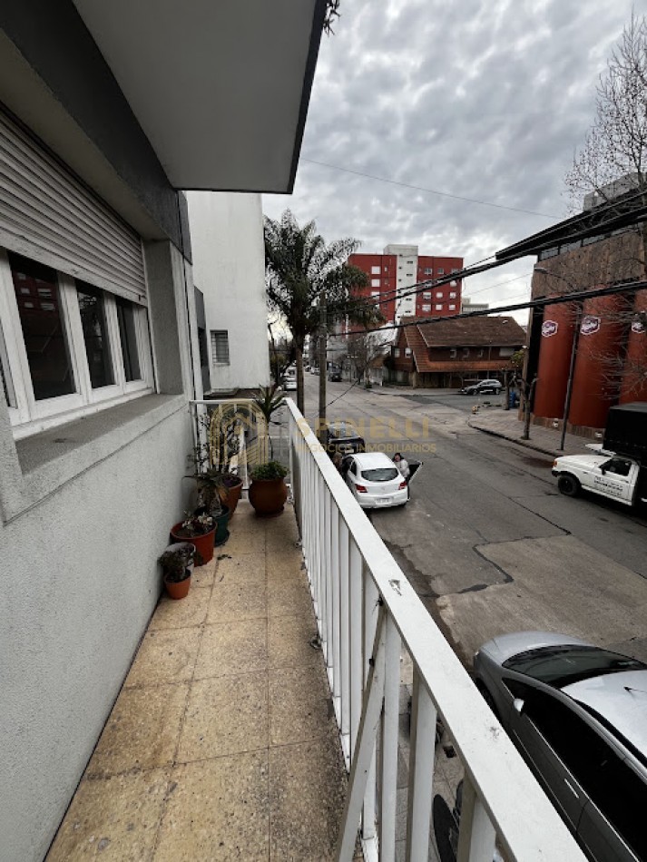 Alquiler 24 meses | Amplio departamento de 3 ambientes con gran balcon al frente-CHAUVIN