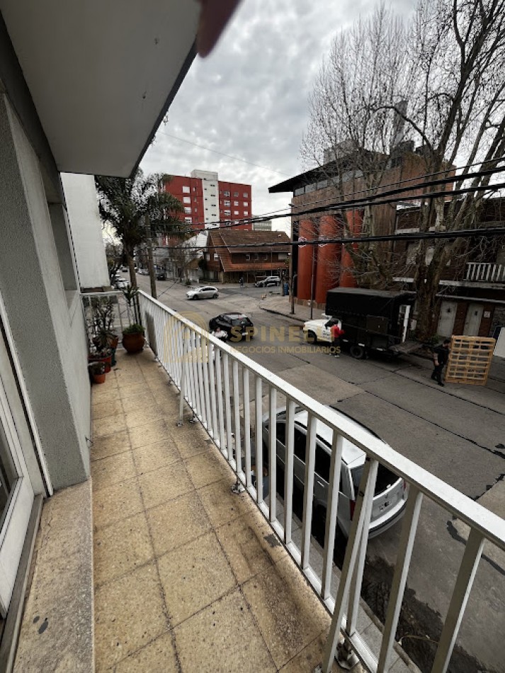 Alquiler 24 meses | Amplio departamento de 3 ambientes con gran balcon al frente-CHAUVIN