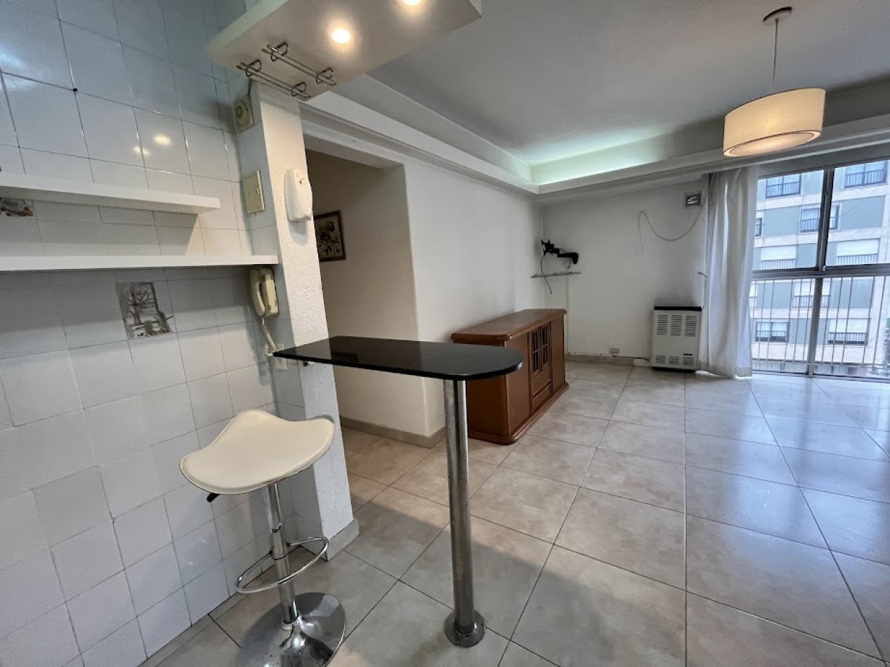 Venta Departamento 3 Amb. con balcon  en Cordoba y Peatonal - Muy Buen Estado