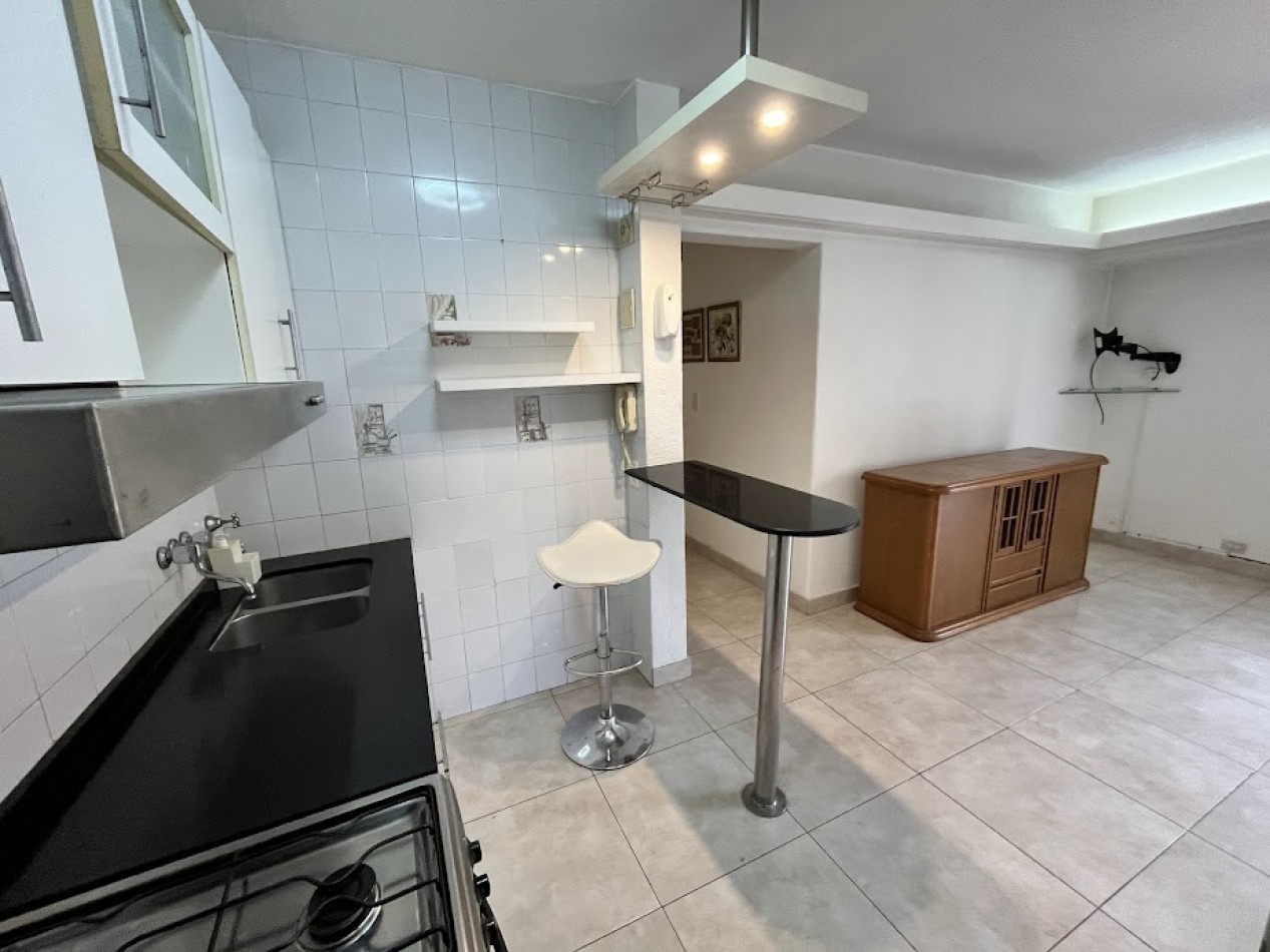 Venta Departamento 3 Amb. con balcon  en Cordoba y Peatonal - Muy Buen Estado