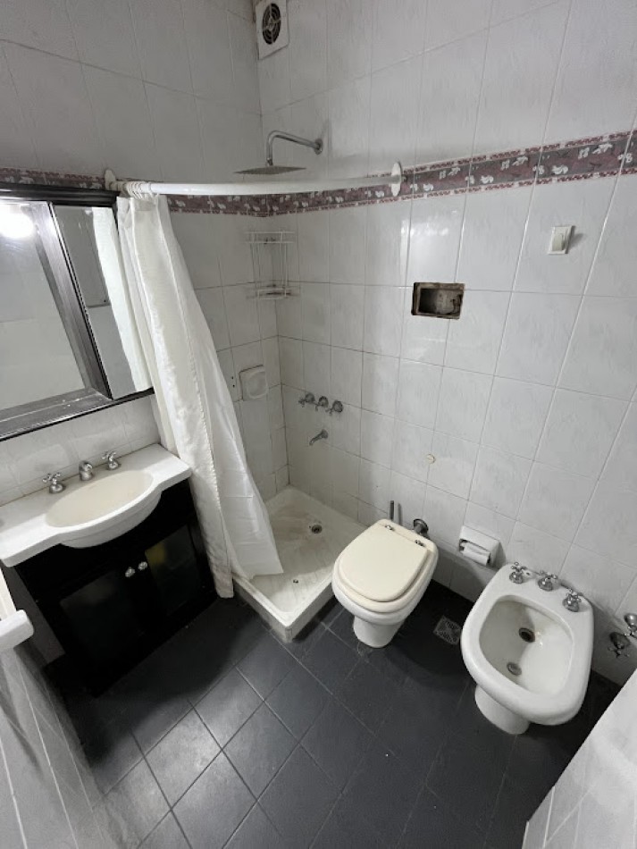 Venta Departamento 3 Amb. con balcon  en Cordoba y Peatonal - Muy Buen Estado