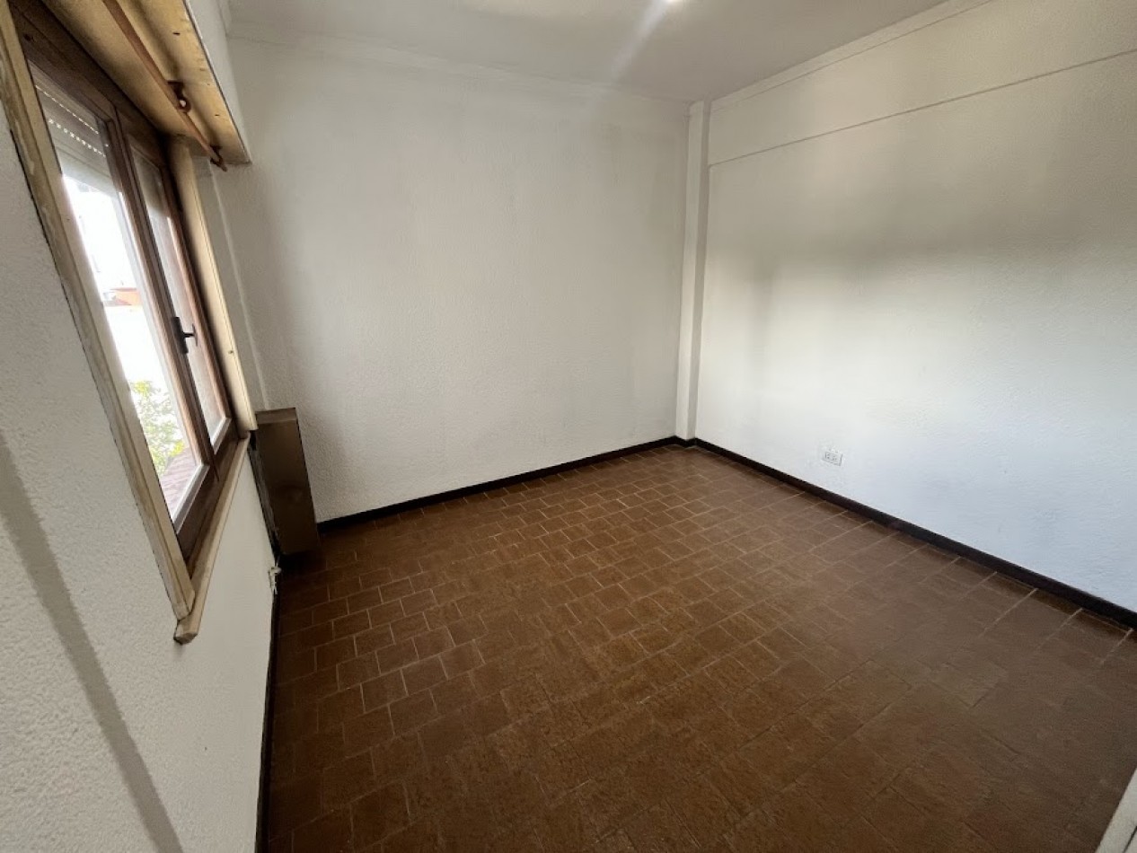 Departamento 3 ambientes al frente - Muy luminoso y de amplias dimensiones-La Perla