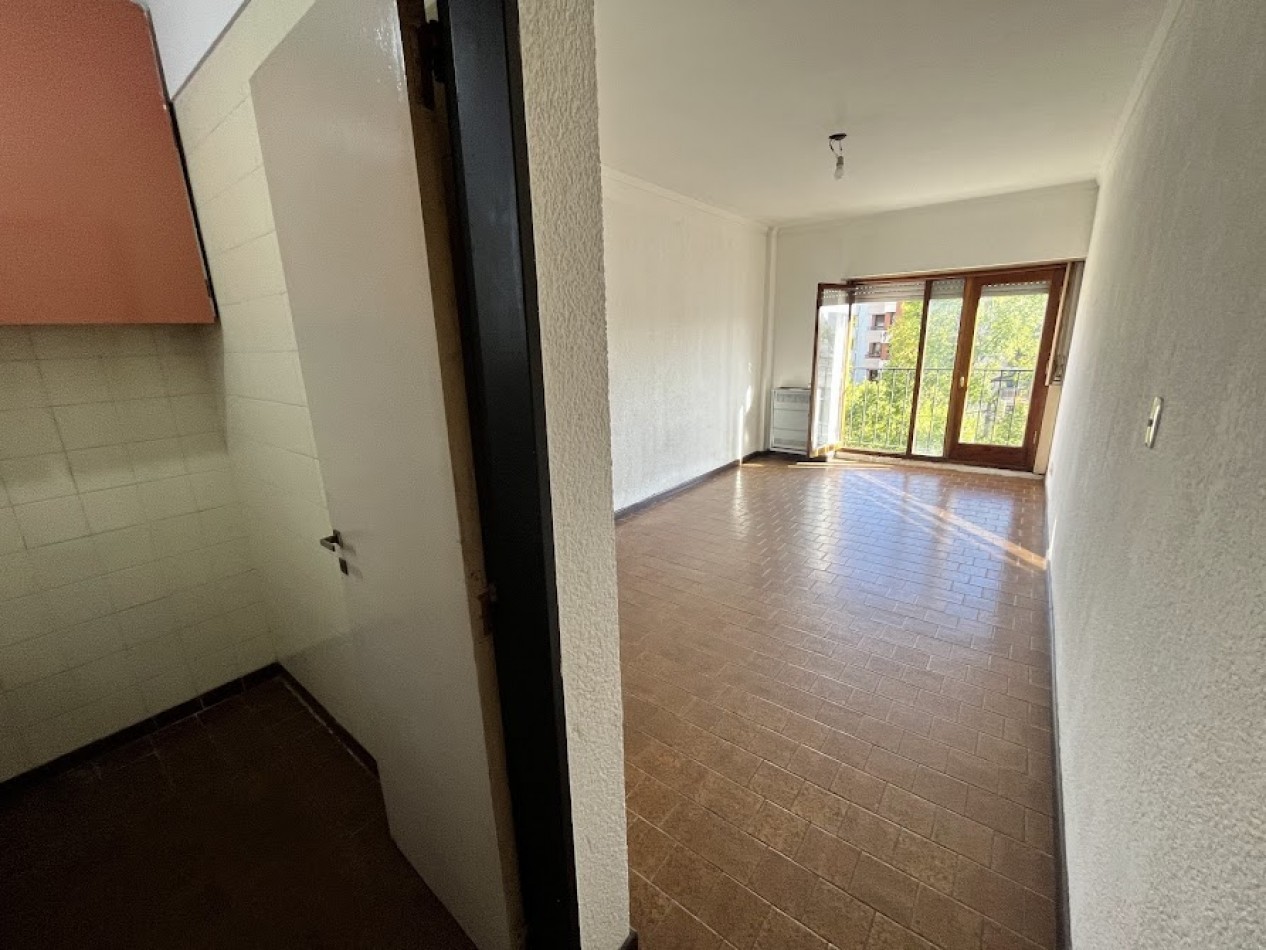 Departamento 3 ambientes al frente - Muy luminoso y de amplias dimensiones-La Perla