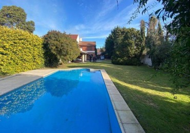 Chalet 5 Ambientes con Parque, Piscina y Quincho sobre dos lotes