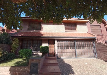 VENTA O PERMUTA  en La Perla: Chalet de 5 Ambientes con Parque y Parrilla