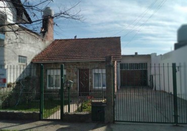  - Casa con Patio, Quincho y Espacio para Varios Autos
