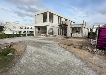 Casa a estrenar 5 ambientes con piscina 253 mt2 cub- Rumenco Joven