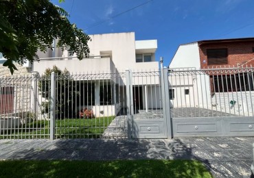 CHALET DE CATEGORIA 5 AMBIENTES CON PARQUE, PISCINA CLIMATIZADA Y TERRAZA - BARRIO CONSTITUCION