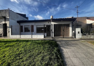 CASA DE TRES AMBIENTES CON PARQUE-QUINCHO -GARAGE